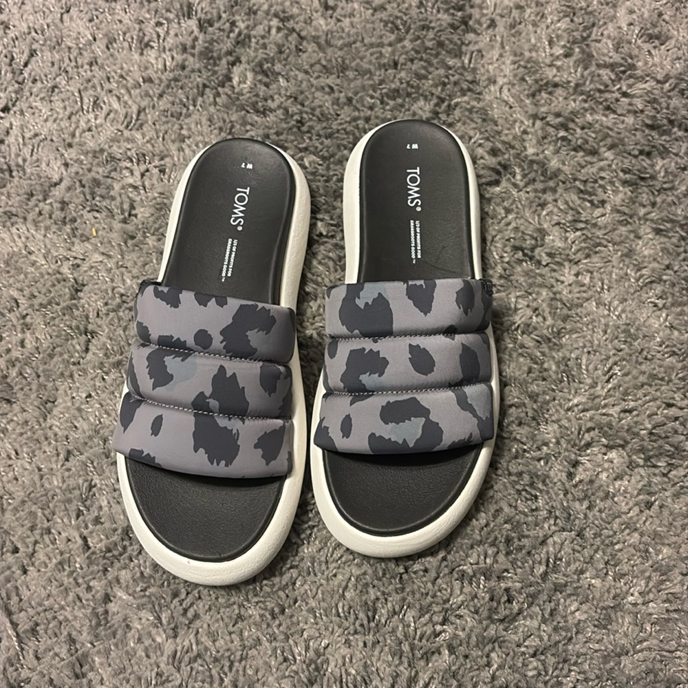 Toms Mallow slides